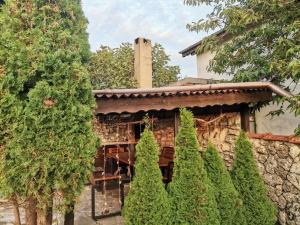 una casa con pinos frente a un edificio en Sunset House, en Varna 26 fotos más