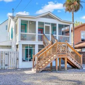 Fotografie z fotogalerie ubytování Splash Inn Lower Unit: Heated Pool & Walk to Beach v destinaci Tybee Island