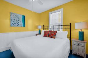 Fotografie z fotogalerie ubytování Splash Inn Lower Unit: Heated Pool & Walk to Beach v destinaci Tybee Island