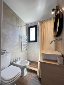 ein Badezimmer mit einem weißen WC und einem Waschbecken in der Unterkunft Departamento en zona Guemes cerca de la playa in Mar del Plata