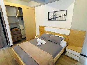 a bedroom with a bed with a bridge on the wall at APTOPOR606 - Encantador apartamento tipo loft - Chapinero - Wifi - TV in Bogotá