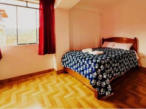 um quarto com uma cama com duas toalhas em Yerupaja Mountain Hostel em Huaraz