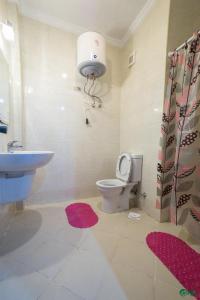 Two-Bed Room chalet في الإسكندرية: حمام مع مرحاض ومغسلة