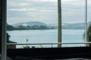 una ventana con vistas a un gran lago en The Tauranga on the Waterfront, en Tauranga