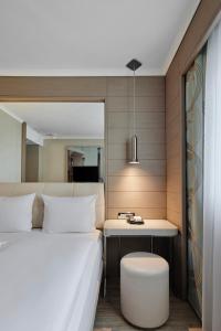 ベルリンにあるTITANIC Comfort Mitteのベッドとデスクが備わるホテルルームです。