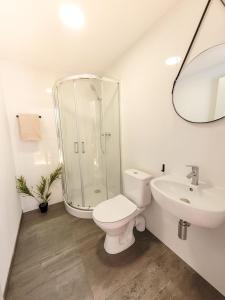 een witte badkamer met een toilet en een wastafel bij Przystanek O2 in Smolniki