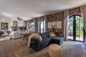 Ruang duduk di Panoramic Paradise 3BR Gem Overlooking San Miguel