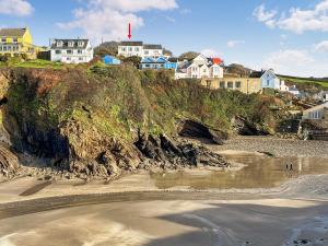 uma vista para uma praia com casas numa colina em Upper White Gates em Little Haven