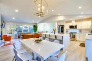 cocina y sala de estar con mesa blanca y sillas en Modern Woodinville Home with Hot Tub and Sauna! en Woodinville