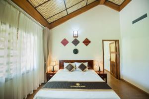 a bedroom with a large bed with two lamps at Hoa Binh Hotel in Hòa Bình