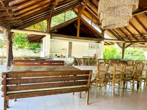 Un comedor con mesa y sillas de madera. en Ecco Village - Serrambi, en Porto de Galinhas