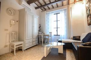 een woonkamer met een bank en een tafel bij F1 - Santa Croce one bedroom apartment for couples in Florence