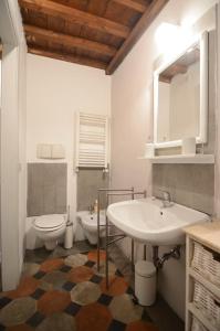 een badkamer met een wastafel en een toilet bij F1 - Santa Croce one bedroom apartment for couples in Florence