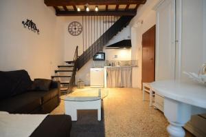 een woonkamer met een bank en een tafel bij F1 - Santa Croce one bedroom apartment for couples in Florence