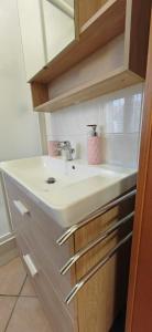 ein Bad mit einem Waschbecken und einem Spiegel in der Unterkunft La Corte di Cris in Lacchiarella