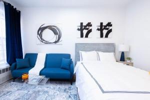 una camera con letto e sedia blu di 26-4A New Studio prime 20's W D Shared Courtyard a New York