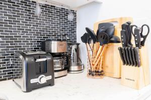 eine Küche mit einem Toaster auf der Theke mit Messern in der Unterkunft 26-4A New Studio prime 20's W D Shared Courtyard in New York