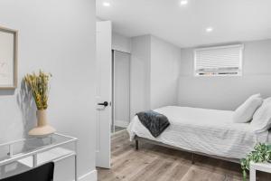 En eller flere senge i et værelse på Stylish 1BR Duplex w/Free Parking & Wi-Fi