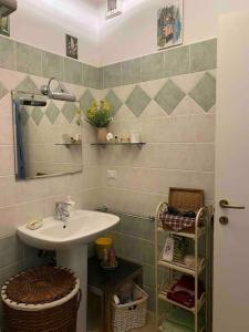 W łazience znajduje się umywalka i lustro. w obiekcie The Wild Levander (Appartment in Mansion) w mieście Cecchina