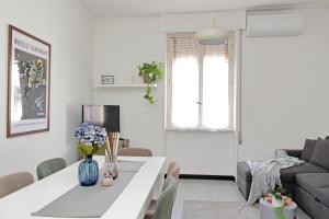 Una sala de estar con una mesa blanca y un sofá. en Triumph Apartment, en Roma