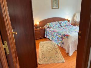 Ένα ή περισσότερα κρεβάτια σε δωμάτιο στο CASA DEL PALMERAL EN ORTIGUEIRA +26 φωτογραφίες