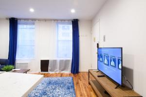 ein Wohnzimmer mit einem großen Flachbild-TV in der Unterkunft 26-4B Newly Furnished 1BR W D Courtyard in New York