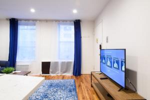 Et tv og/eller underholdning på 26-4B Newly Furnished 1BR W D Courtyard