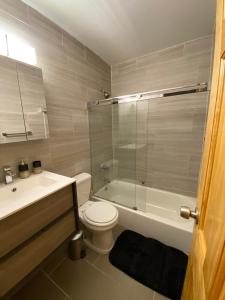La salle de bains est pourvue de toilettes, d'une baignoire et d'un lavabo. dans l'établissement 26-4B Newly Furnished 1BR W D Courtyard, à New York