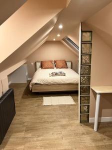 sypialnia z łóżkiem na poddaszu w obiekcie Petite maison de ville avec cour w mieście Saint-Nazaire