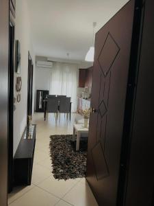 Habitación con puerta y sala de estar con mesa. en Luxury CityCenter Apartment, en Xanthi