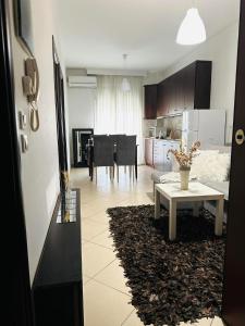 クサンティにあるLuxury CityCenter Apartmentのリビングルーム、キッチン(テーブル付)、リビングルーム +4枚の写真