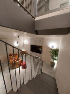 Una escalera en una casa con dos luces y una planta en Panorama Europa, en Ávila