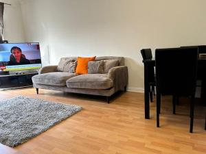 sala de estar con sofá y TV de pantalla plana en 30% Off Monthly Stay/2bed /Erith en Erith