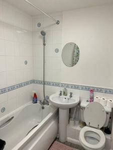 łazienka z umywalką, toaletą i wanną w obiekcie 30% Off Monthly Stay/2bed /Erith w mieście Erith