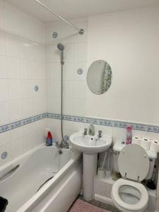 a bathroom with a sink and a toilet and a tub at 30% Off Monthly Stay/2bed /Erith in Erith