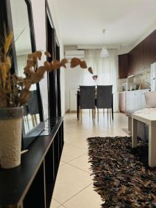 - un salon avec une table et une salle à manger dans l'établissement Luxury CityCenter Apartment, à Xánthi