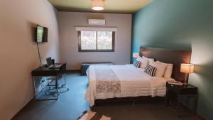 Un pat sau paturi într-o cameră la Casa Campus Pilar Suites