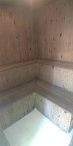 イタチアイアにあるCASA CLUBE EM PENEDO RJの木製パネルの壁の空き部屋