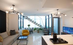 - un salon avec un canapé et une table dans l'établissement Duplex Delight in Al Raha, à Abu Dhabi