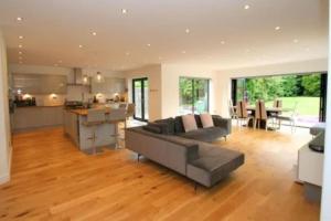 un ampio soggiorno con divano e cucina di Luxury house in solihull a Olton