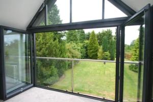 una camera con finestra affacciata su un cortile di Luxury house in solihull a Olton