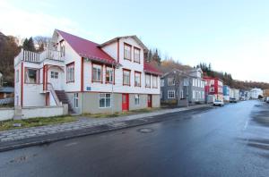 een rij huizen aan de straatkant bij Cosy apartment central Akureyri in Akureyri