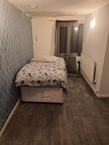 małą sypialnię z łóżkiem i drewnianą podłogą w obiekcie Rooms to rent in a shared house - Short & Long Stay w mieście Huddersfield