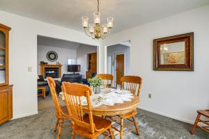 Un comedor con mesa y sillas en Stockton Home with Deck and Gas Grill about 1 Mi to Lake!, en Stockton
