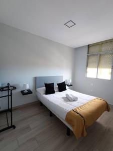 um quarto branco com uma cama num quarto em Buenavista5 em Las Palmas de Gran Canaria