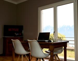 TV a/nebo společenská místnost v ubytování VillaTullia Ferienhaus mit Seesicht Gardasee