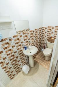 a bathroom with a white sink and a toilet at Mini apartamento Penonomé in Penonomé