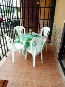 - Balcón con mesa blanca y sillas en Mini apartamento Penonomé, en Penonomé
