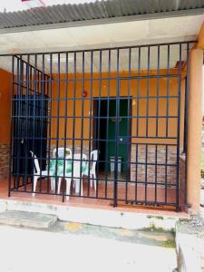 een ijzeren poort met twee stoelen en een deur bij Mini apartamento Penonomé in Penonomé