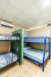 a room with three bunk beds in it at Mini apartamento Penonomé in Penonomé